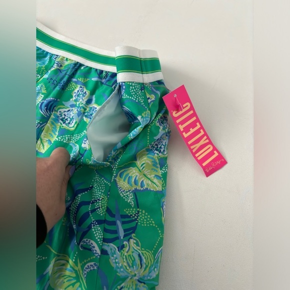 Lilly Pulitzer SILVANA SKORT BOTANICAL GREEN
IN A FLUTTER Pocket S Small - Picture 7 of 10